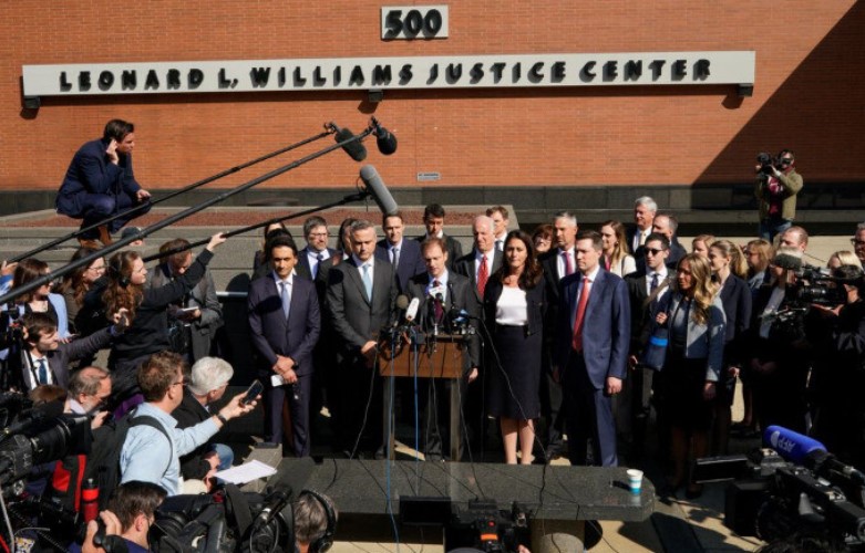 ▲ 폭스뉴스를 상대로 명예훼손 소송을 제기했던 도미니언 보팅 시스템 관계자들이 폭스뉴스와 합의를 보고 기자회견을 하고 있다. ⓒ 로이터통신 캡처