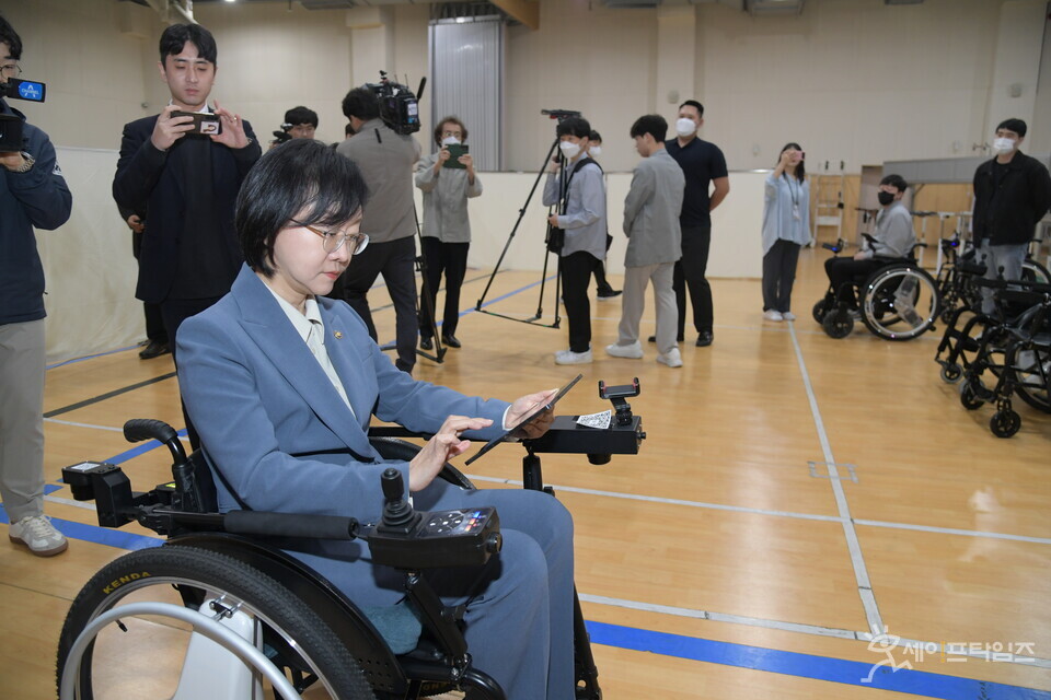 ▲ 오유경 식품의약품안전처이 인천 부평구 근로복지공단 재활공학연구소를 방문해 자율주행 전동휠체어를 직접 타보고 있다. ⓒ 식약처