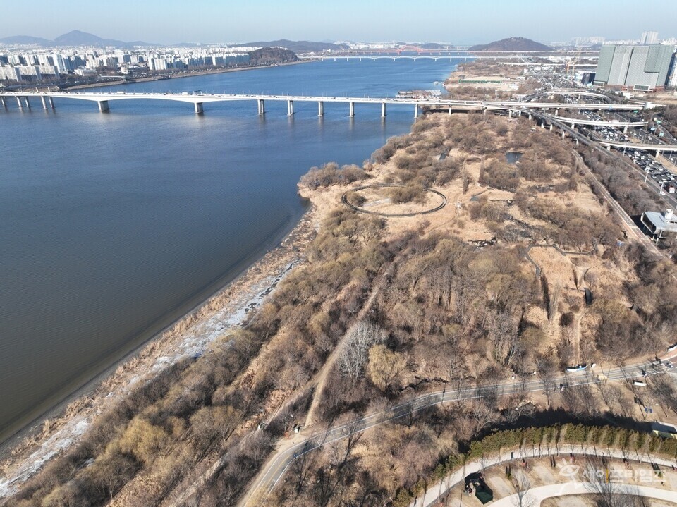 ▲ 서울시 한강사업본부가 난지 생태공원 호안가 위험지역의 사고를 예방하기 위해 드론으로 촬영한 영상을 실시간으로 모니터링하고 있다. ⓒ 서울시