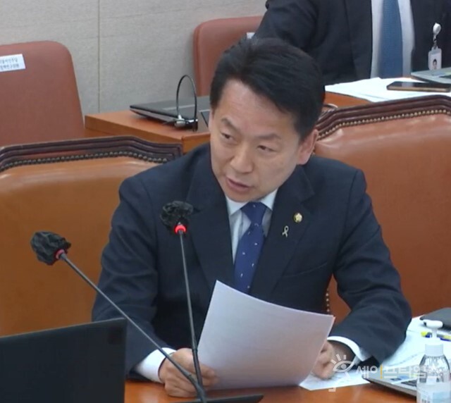 ▲ 고영인 더불어민주당 의원이 국민연금공단 직원들의 ETF 투자에 대해 발언하고 있다. ⓒ 국회 영상회의록 캡처