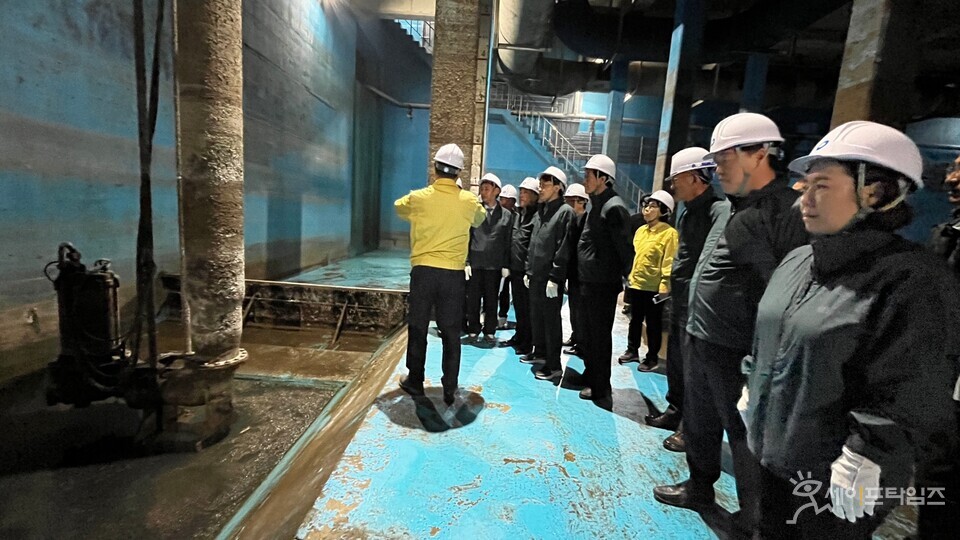 ▲ 서울시의회 도시안전건설위원회 관계자들이 양평1유수지 빗물펌프장에 방문했다.  ⓒ 서울시의회