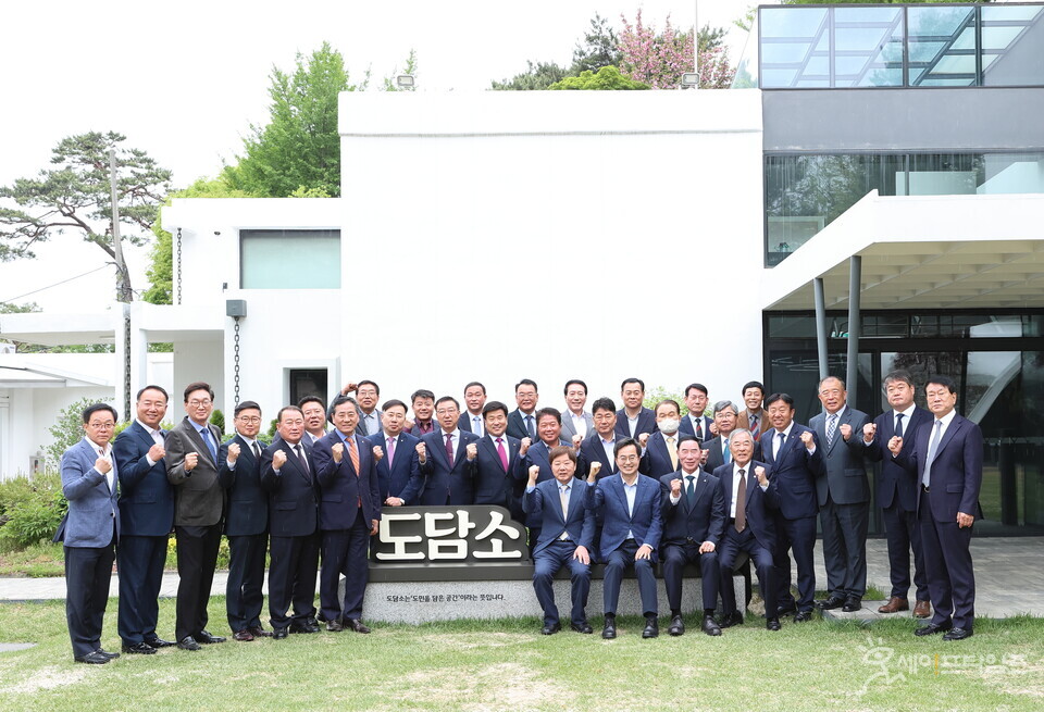 ▲ 김동연 경기지사(앞줄 두번째)와 경기도체육회장, 31개 시·군 체육회장들이 체육 육성을 위해 열린 소통 간담회를 하고 있다. ⓒ 경기도