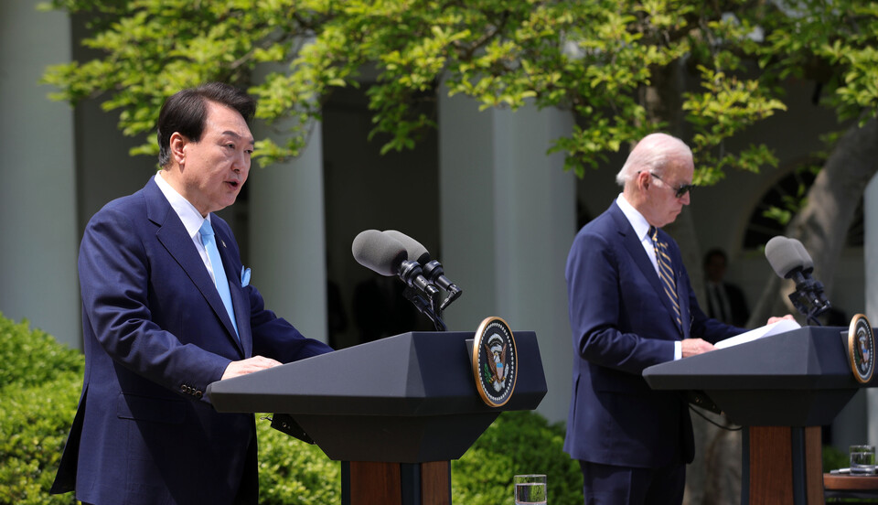 ▲ 윤석열 대통령과 조 바이든 미국 대통령이 26일(현지시간) 워싱턴DC 백악관 로즈가든에서 공동 기자회견을 하고 있다. ⓒ 연합뉴스