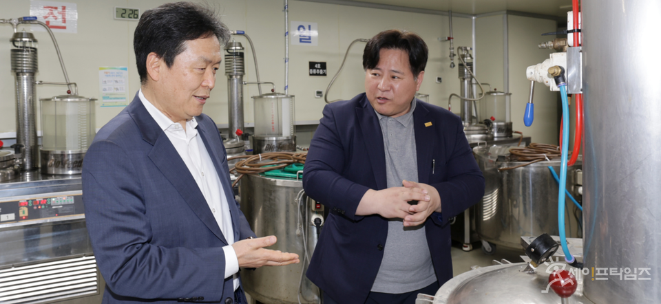 ▲ 신병대 충북 청주부시장(왼쪽)이 이용광 스톨존바이오 대표를 만나 기업의 애로사항을 듣고 판로개척 지원 등 다양한 주제에 대해 격식없이 대화하며 현장의 목소리를 청취하고 있다. ⓒ 청주시