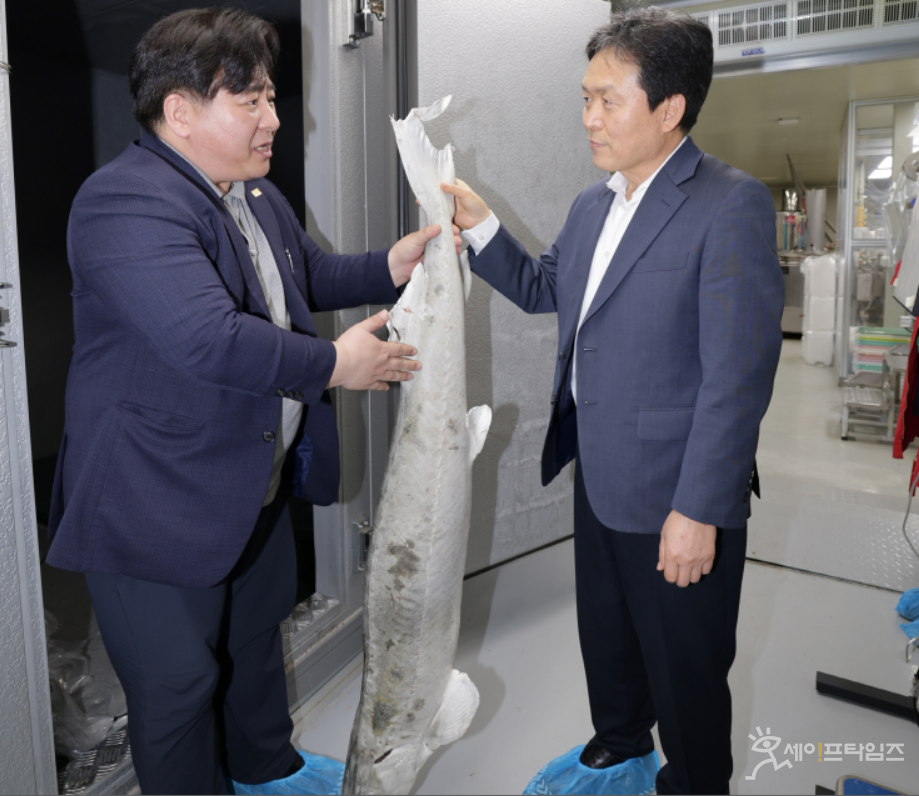 ▲ 이용광 스톨존바이오 대표(왼쪽)가 신병대 충북 청주부시장에게 철갑상어에서 추출한 원료를 기반으로 한 화장품 등 제품개발에 대해 설명하고 있다. ⓒ 청주시