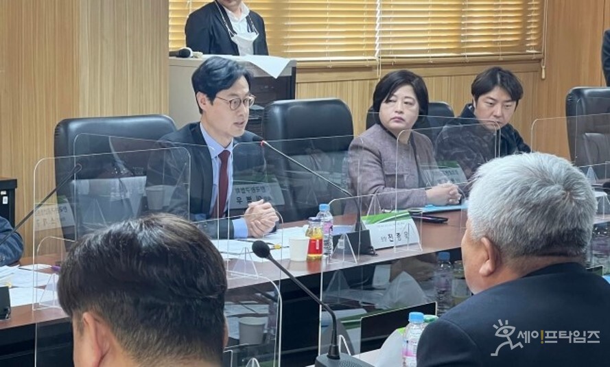 ▲진종욱 산업통상자원부 국가기술표준원장(왼쪽)이 서울 서초구 계량측정협회에서 어린이제품 기업간담회를 주재하고 있다. ⓒ 산업통상자원부