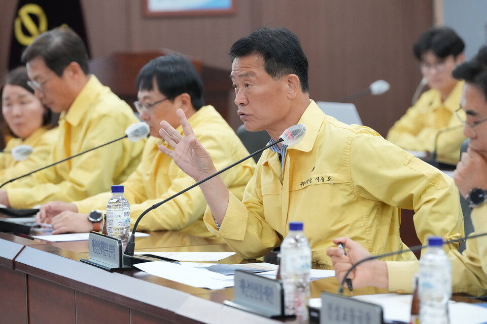 ▲ 재난안전대책본부장인 이승로 성북구청장(오른쪽)이 실무반이 참여한 재난안전대책본부 상황판단회의를 주재하고 있다. ⓒ 성북구