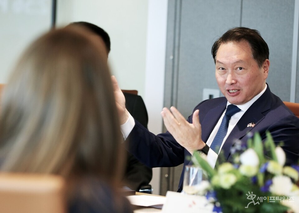 ▲ 최태원 SK그룹 회장이 미국 워싱턴 DC에서 열린 싱크탱크 간담회에 참석해 관계자들과 한미 경제협력 확대에 대해 의견을 나누고 있다. ⓒ SK