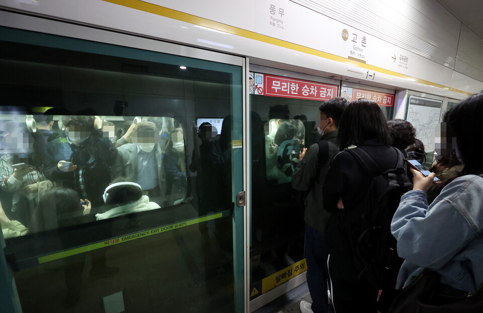 ▲김포도시철도(김포골드라인)에 승객 과밀 현상이 이어진 지난달 18일 오전 경기도 김포시 고촌역 하행선 승강장에서 승객들이 만원 전동차에 탑승하고 있다. ⓒ 연합뉴스