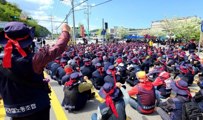 ▲ 강원 강릉시 춘천지법 강릉지원 앞에서 건설노조원들이 검찰과 정부를 규탄하는 긴급 집회를 벌이고 있다. ⓒ 연합뉴스