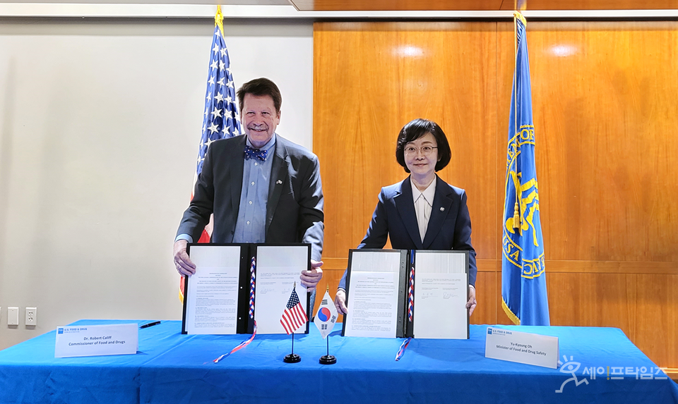 ▲ 오유경 식품의약품안전처장(오른쪽)과 로버트 칼리프 미국 FDA 기관장(Dr. Robert M. Califf)이 인공지능을 활용한 의료제품에 대한 협력을 강화하는 협력각서를 체결하고 있다. ⓒ 식약처
