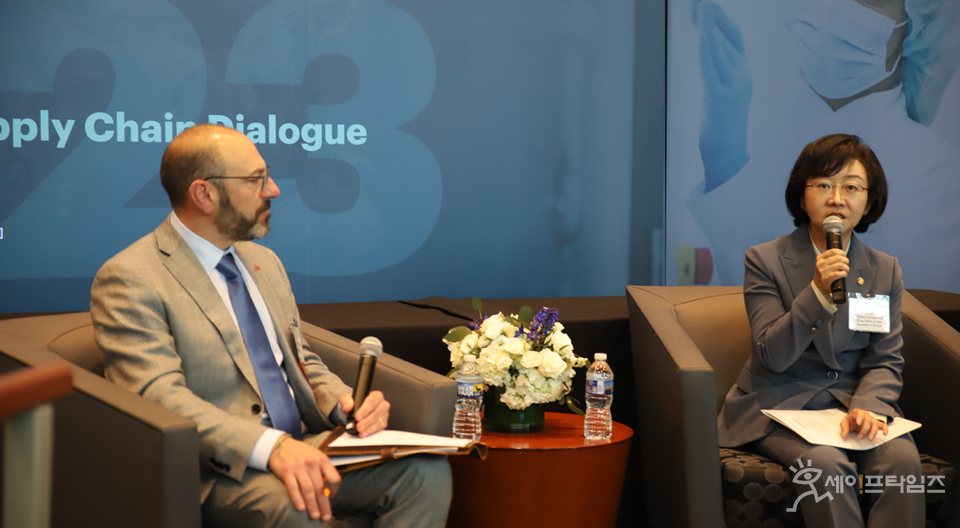 ▲ 오유경 식품의약품안전처장(오른쪽)과 로날드 피에르빈센치(Dr. Ronald Piervincenzi) USP 대표가 미국약전위원회(USP)에서 열린 2023 APEC 의료제품 공급망 대화 행사에서 우리나라 의약품 공급망에 대한 우수 정책사례를 공유와 규제통합 촉진방안 논의하고 있다. ⓒ 식약처