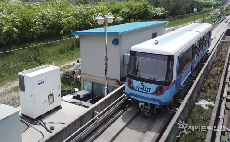 ▲ 한국철도기술연구원이 개발한 경전철용 무선급전시스템. ⓒ 국토교통부