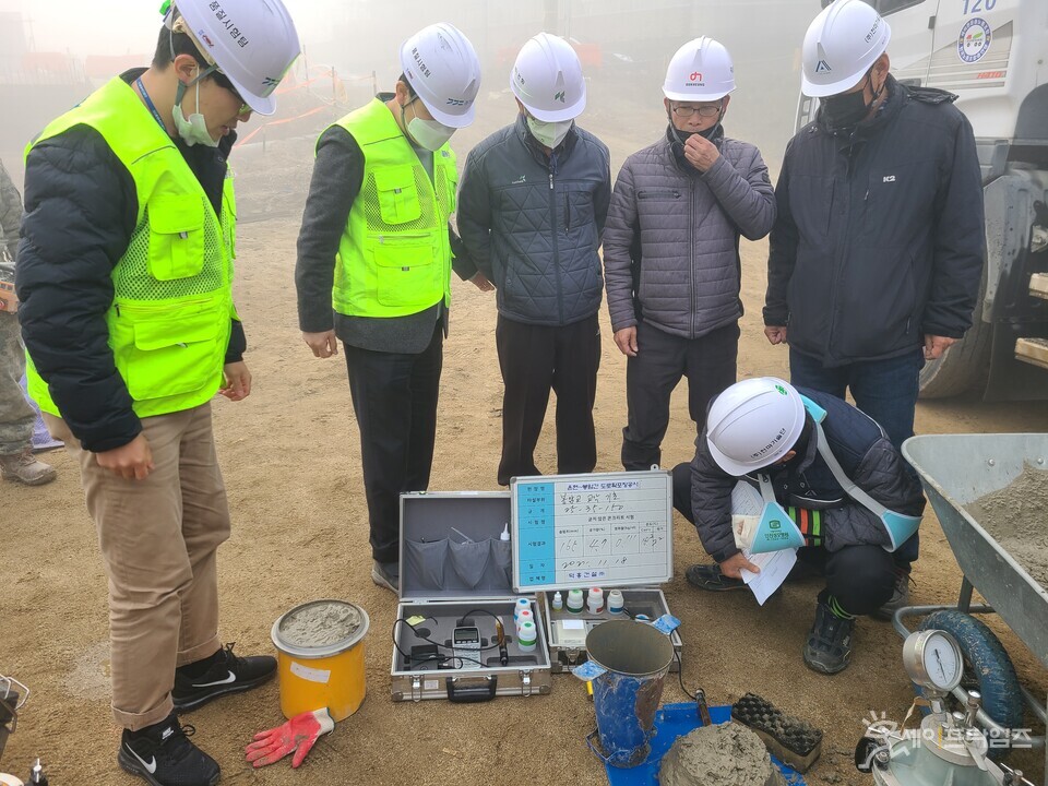 ▲ 경기도 품질관리 건설팅반 관계자들이 양주 은현~봉암 도로현장 봉암교 교각의 기초부 레미콘 타설에 따른 레미콘 품질 적정여부 확인하고 있다. ⓒ 경기도