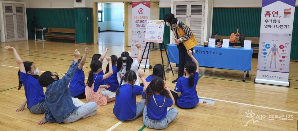 ▲ 서울 성북구 석관초 학생들이 흡연 전·후 폐 실물모형 전시와 관련 퀴즈를 통해 흡연의 위험성을 알고 올바른 건강활동 체험을 하고 있다. ⓒ 성북구