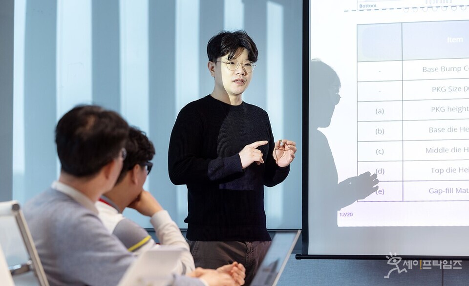 ▲ 김왕수 DRAM상품기획 PL이 12단 HBM3 개발 배경을 설명하고 있다. ⓒ SK하이닉스