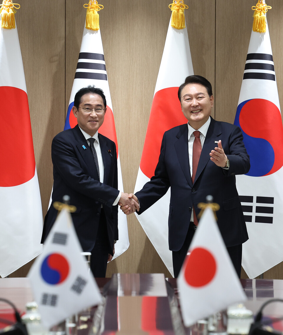 ▲윤석열 대통령과 기시다 후미오 일본 총리가 지난 7일 서울 용산 대통령실 청사에서 열린 한일 정상 확대 회담에서 악수하고 있다. ⓒ 연합뉴스
