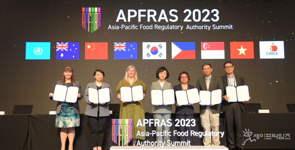 ▲ 제1회 아시아-태평양 식품 규제기관장 협의체(APFRAS) 회의에서 대한민국이 아프라스 초대 의장국으로 선출됐다. 의장으로 선임된 오유경 식품의약품안전처장(가운데)과 6개 회원국 기관장들이 아프라스 서울선언문에 서명했다. ⓒ 식약처