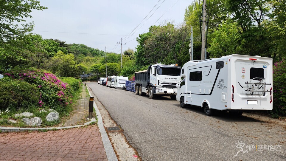 ▲ 캠핑카의 불법주차가 많아지면서 공원입구까지 차량들로 가득하다. ⓒ 김춘만 논설위원 