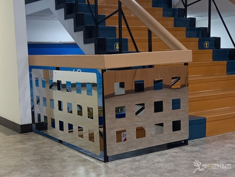 ▲ 추락 안전사고를 방지하기 위해 난간 사이에 스텐판이 부착돼 있다. ⓒ 대구시