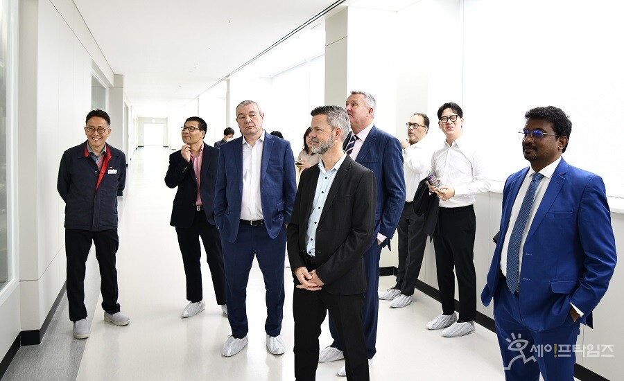 ▲ 캐나다 제약바이오 업체인 아투카(Atuka), 젠비라 바이오사이언스(Genvira Biosciences), 아이프로젠(iProgen) 등 10여개 업체 주요 경영진들이 한미약품 평택 바이오플랜트 제조시설을 둘러보고 있다. ⓒ 한미약품
