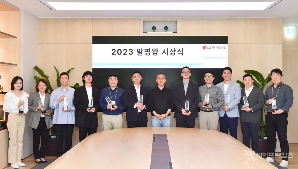 ▲ 권영수 LG에너지솔루션 부회장(오른쪽 여섯번째)과 관계자들이 2023 발명왕 시상식에 참여하고 있다. ⓒ LG에너지솔루션