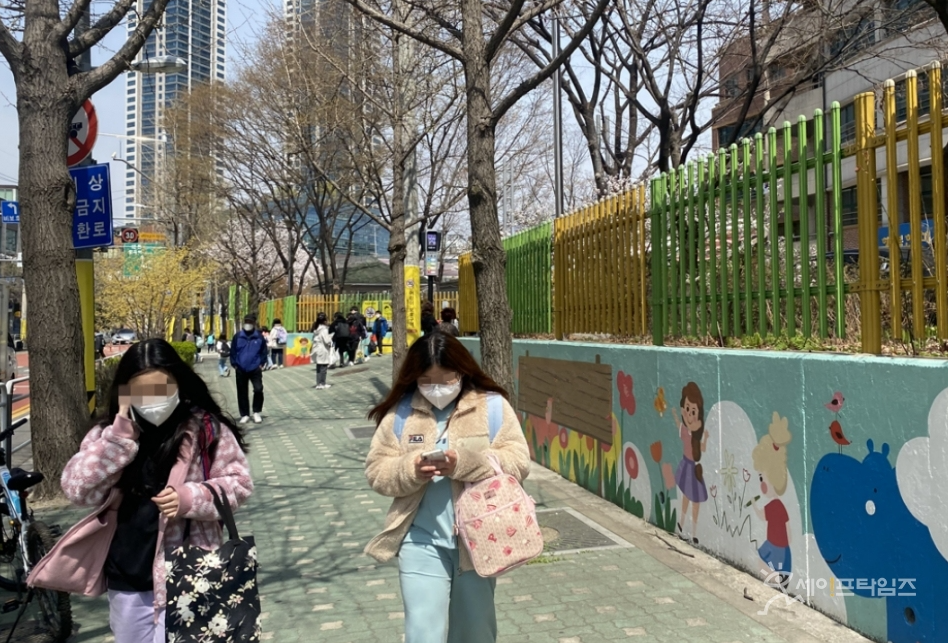 ▲ 서울의 한 초등학교 학생들이 하교하고 있다. ⓒ 세이프타임즈