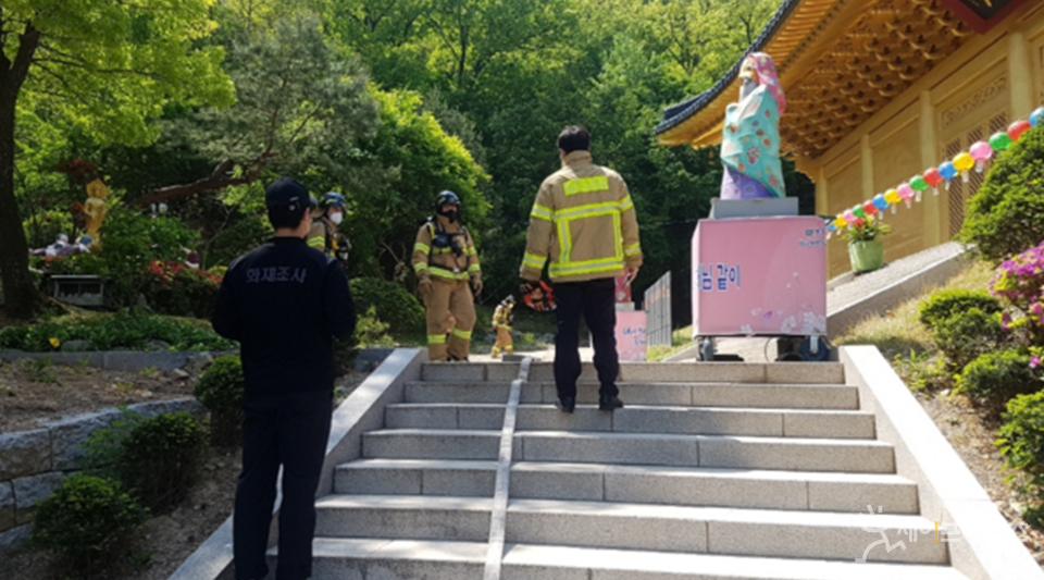 ▲ 서울소방재난본부 관계자들이 부처님 오신 날을 맞이해 전통사찰의 화재예방과 특별경계근무를 하고 있다. ⓒ 서울시