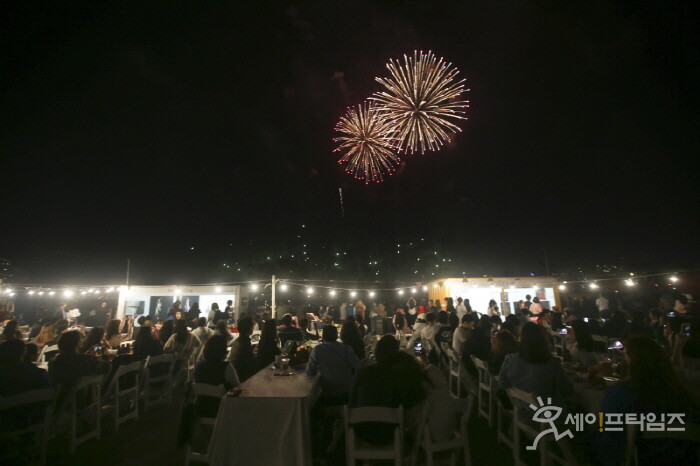 ▲ 지난해 열린 부산항축제에서 시민들이 불꽃놀이를 감상하고 있다. ⓒ 부산항축제 홈페이지
