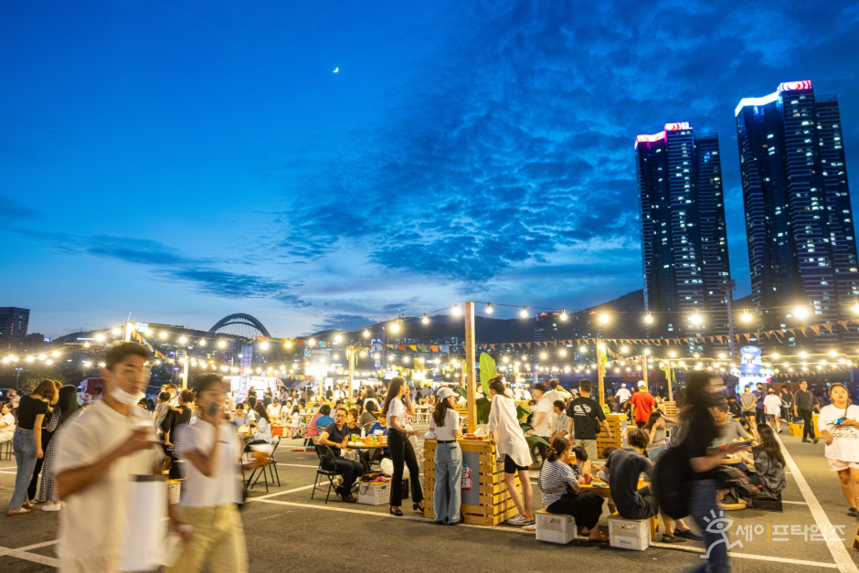 ▲ 시민들이 지난해 열린 부산항축제를 즐기고 있다. ⓒ 부산항축제 홈페이지