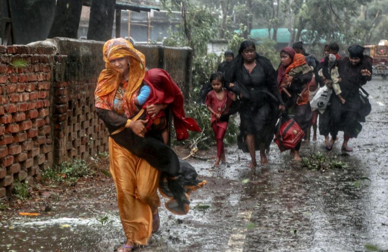 ▲ 방글라데시 사람들이 사이클론을 피해 대피소로 향하고 있다. ⓒ 더타임즈