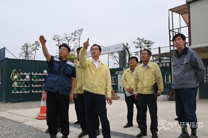 ▲ 조병옥 충북 음성군수(왼쪽 두번째)가 구제역 차단방역을 위한 현장점검을 하고 있다. ⓒ 음성군