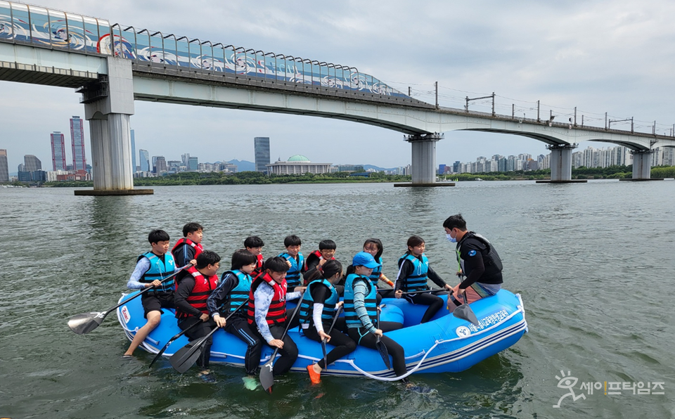 ▲ 서울 중·고등학생들이 한강에서 고무보트를 타며 수상안전체험교육을 받고 있다. ⓒ 서울시교육청