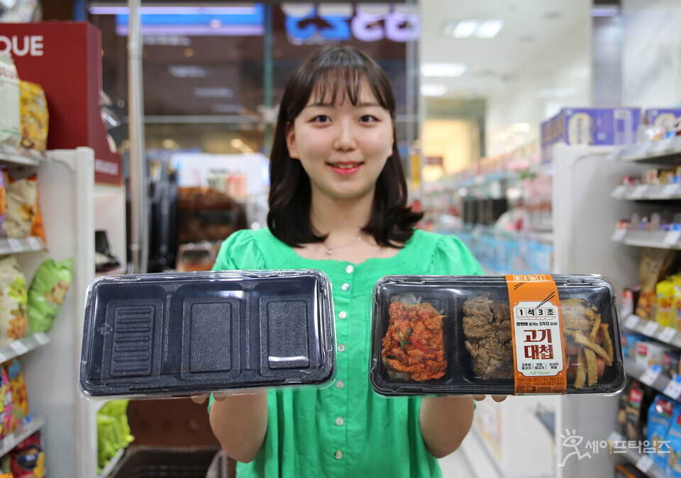 ▲ GS25 모델이 탄소 배출량 25%를 절감한 발포용기와 해당 용기를 사용한 간편식을 소개하고 있다. ⓒ GS25