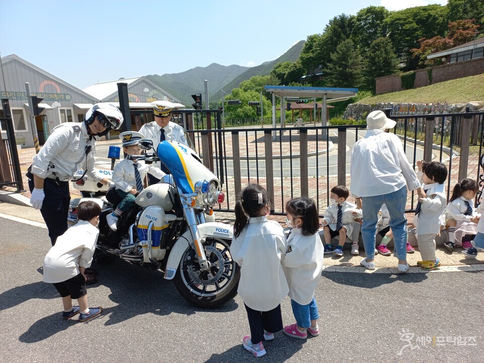 ▲ 충북 충주시 어린이 교통안전 체험학습장에서 어린이들이 경찰 체험을 하고 있다. ⓒ 충주시