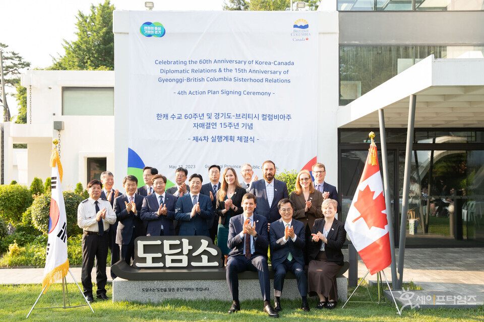 ▲ 김동연 경기지사(앞줄 가운데)와 데이비드 이비(David Eby) 캐나다 브리티시 컬럼비아주 수상(앞줄 왼쪽)이 양 지역 간 협력 방안에 대해 논의했다. ⓒ 경기도