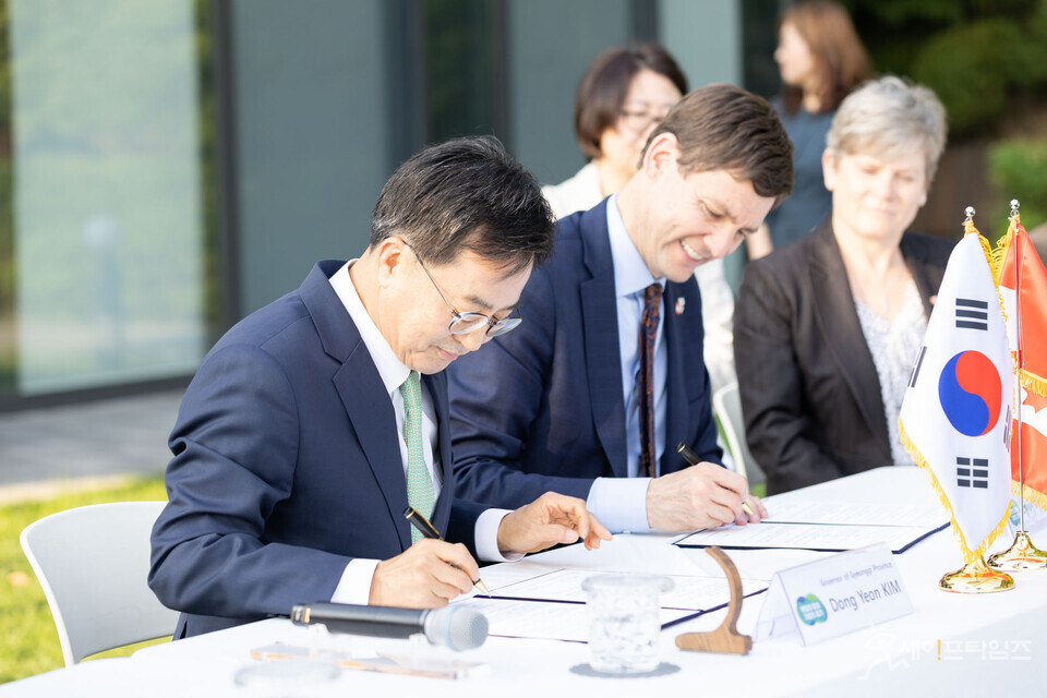 ▲ 김동연 경기지사(왼쪽)와 데이비드 이비(David Eby) 캐나다 브리티시 컬럼비아주 수상(가운데)가 기후 위기 대응을 포함한 제4차 진행계획 체결식을 하고 있다. ⓒ 경기도