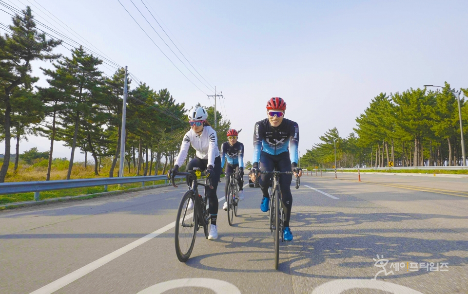 ▲ 시민들이 안전모를 착용하고 자전거를 타고 있다. ⓒ 세이프타임즈 DB