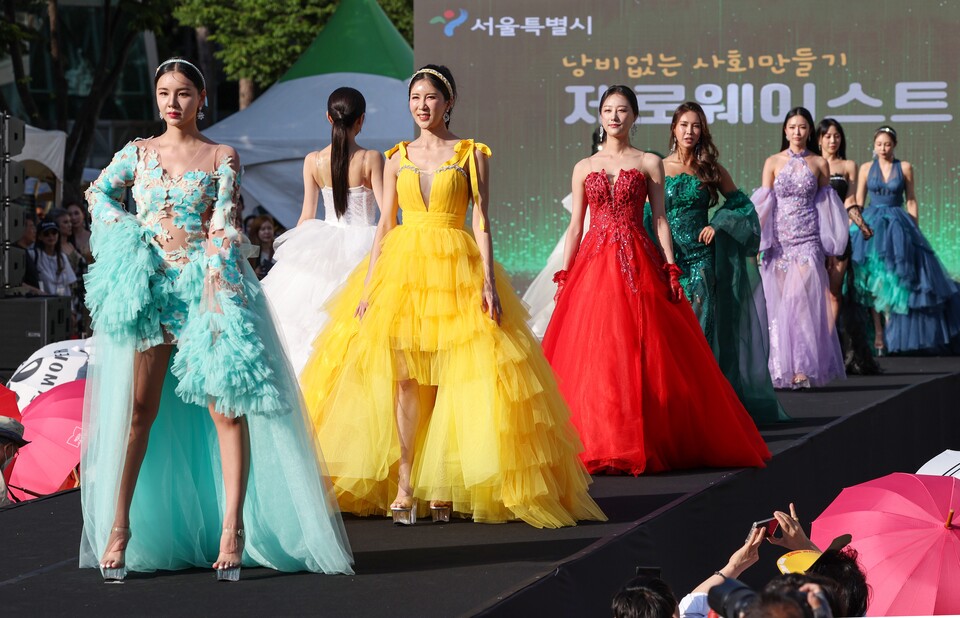 ▲ 4일 오후 서울광장에서 '우리가 그린(Green) 페스티벌' 프로그램으로 제로웨이스트 패션쇼가 열리고 있다. ⓒ 연합뉴스