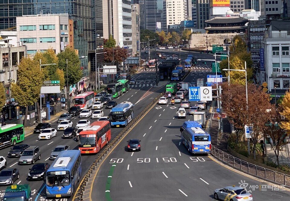 ▲ 서울 중구 남대문 앞 도로 위로 택시와 버스 등이 줄지어 운행되고 있다. ⓒ 세이프타임즈