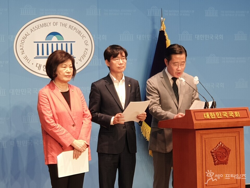 ▲ 국민의힘 국회교육위원들이 김남국 의원의 교육위원 보임을 반대하는 성명을 내고 있다. 왼쪽부터 정경희, 조경태, 이태규 의원. ⓒ 김주헌 기자