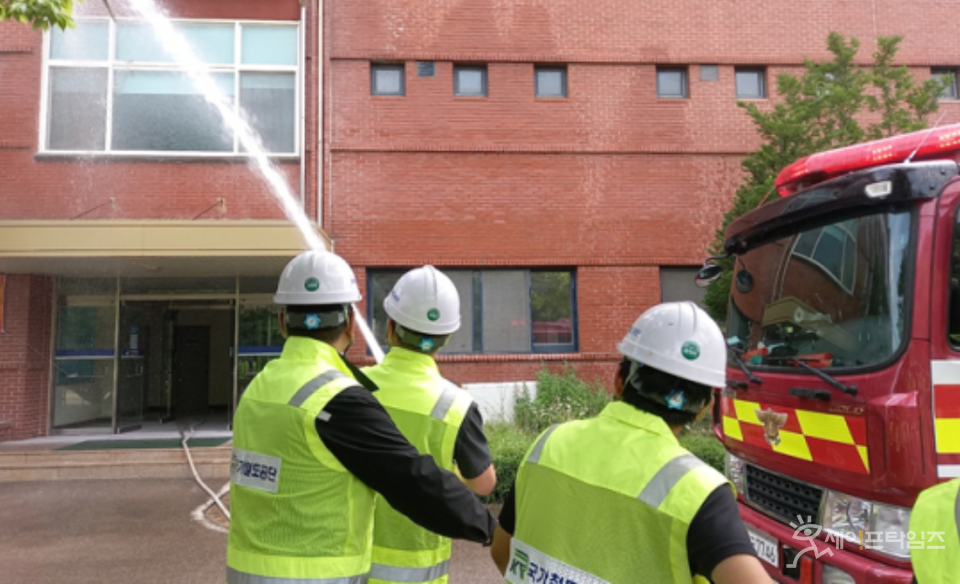 ▲ 국가철도공단 시설장비사무소 관계자들이 폭발 사고를 가정해 비상 대응 훈련을 하고 있다. ⓒ 철도공단