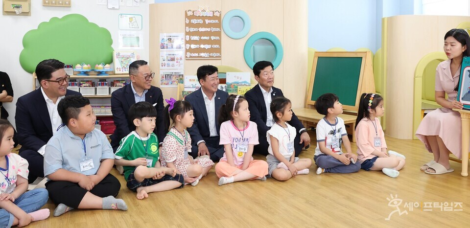 ▲ 이은형 하나금융그룹 부회장(왼쪽 첫번째)이 보육 취약지역 아동들을 위한 ESG 연계 영유아 경제 교육 프로그램에 직접 참여해 어린이들과 설명을 듣고 있다. ⓒ 하나금융그룹