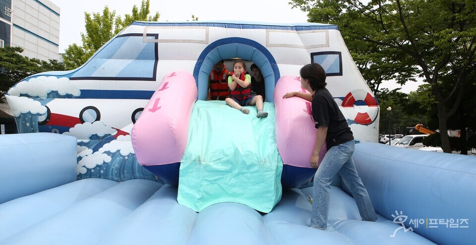 ▲ LG유플러스 직원 자녀가 대전시 R&D센터에 마련된 체험장에서 사고 선박 탈출을 체험하고 있다. ⓒ LG유플러스