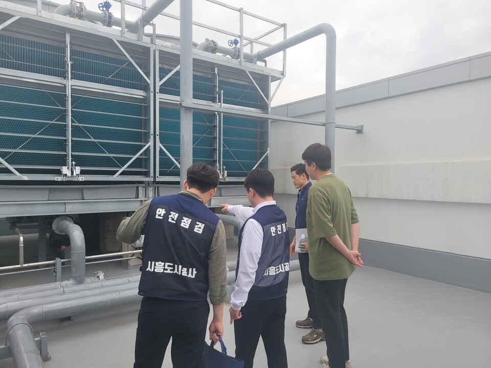 ▲ 경기 시흥도시공사가 전문기관과 합동 안전점검을 하고 있다. ⓒ 시흥도시공사