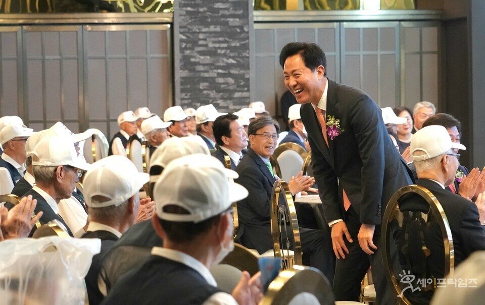 ▲ 오세훈 서울시장이 2023 호국영웅 감사위로연 행사에서 참전용사들에게 인사를 하고 있다. ⓒ 서울시