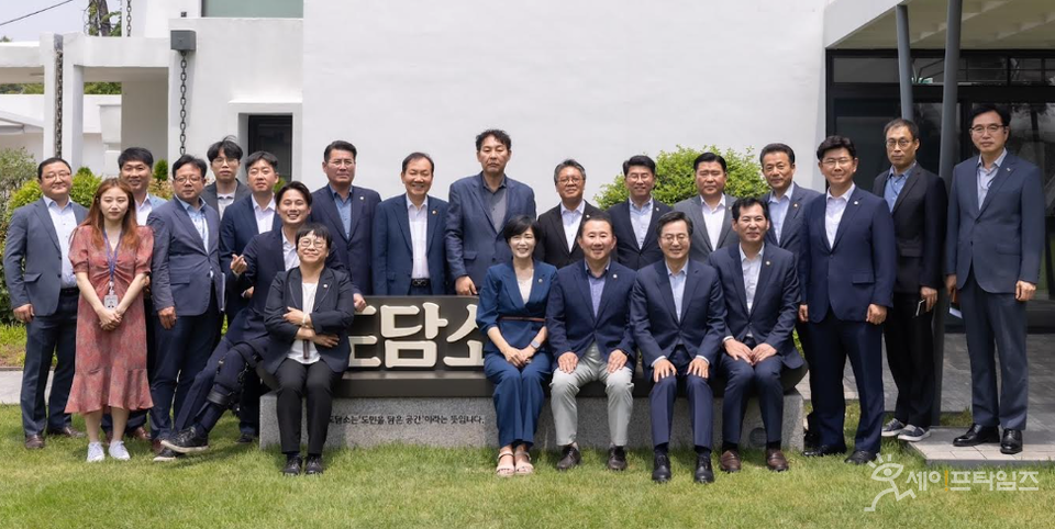 ▲ 김동연 경기지사(앞줄 오른쪽 두번째)와 경기도의회 문화체육관광위원회 위원들이 주요 도정을 논의하는 간담회를 열었다. ⓒ 경기도