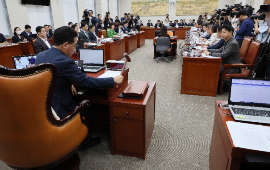 ▲ 유기홍 교육위원장이 의사봉을 두드리며 정순신 방지법을 의결하고 있다. ⓒ 연합뉴스