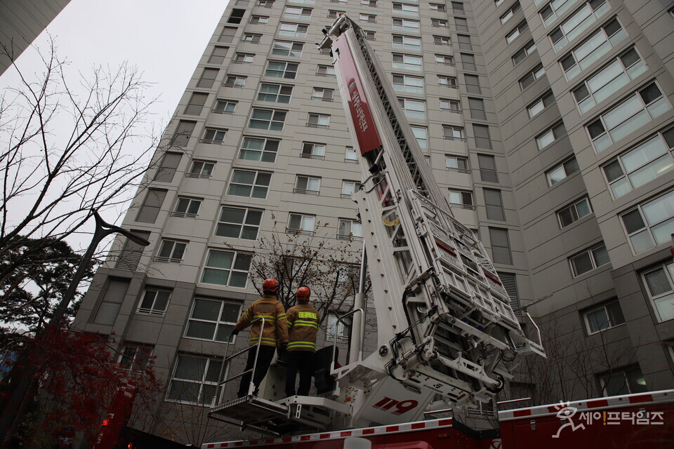 ▲ 서울시 소방재난본부 관계자들이 초고층 건축물 소방훈련을 하고 있다. ⓒ 서울시