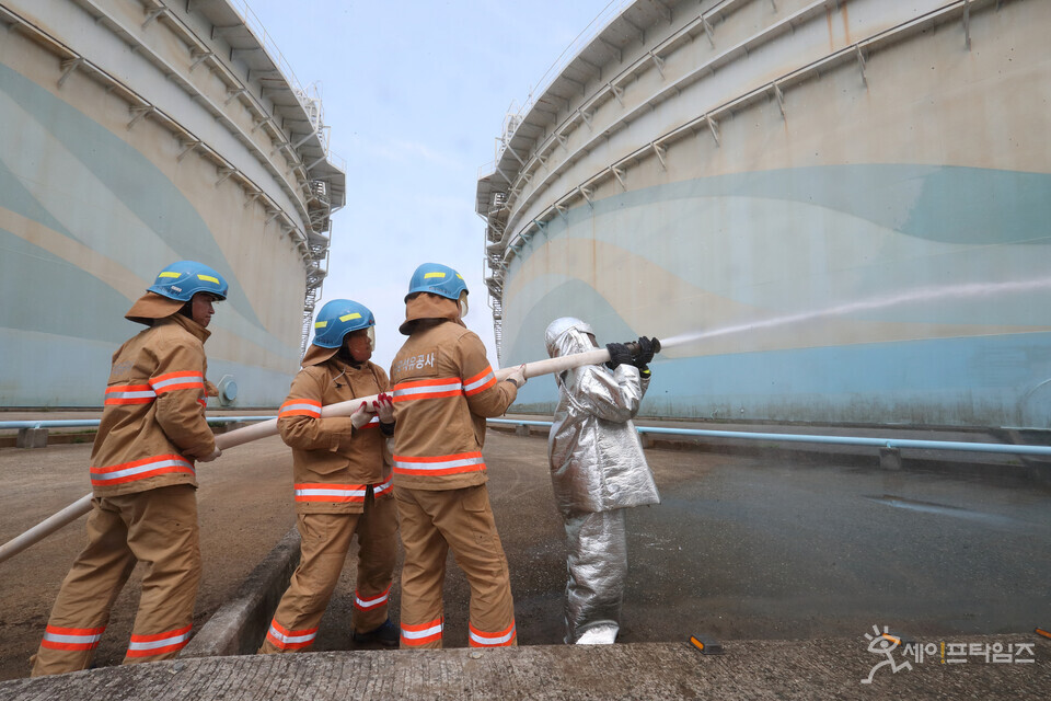 ▲ 한국석유공사 관계자들이 경남 거제 석유비축기지에서 2023년 재난대응 안전한국훈련을 하고 있다. ⓒ 한국석유공사
